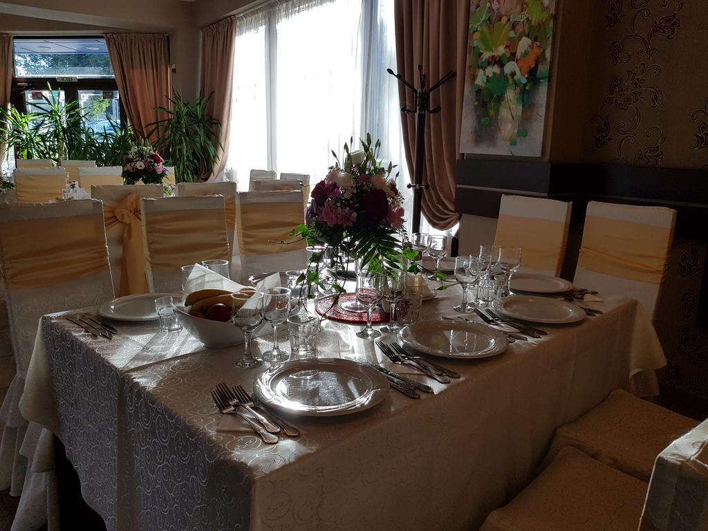 Indiana Hotel Jászvásár Kültér fotó