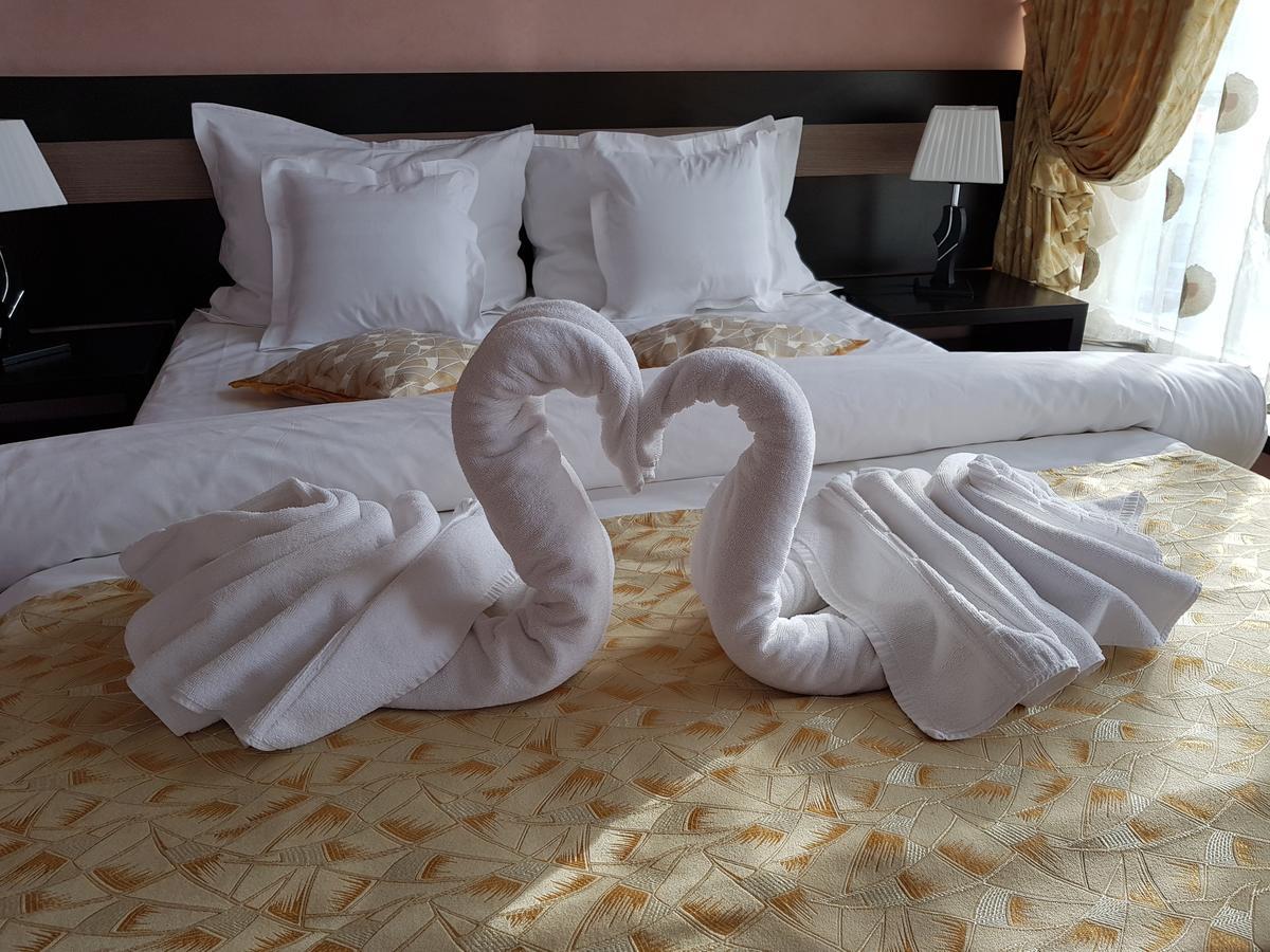 Indiana Hotel Jászvásár Kültér fotó