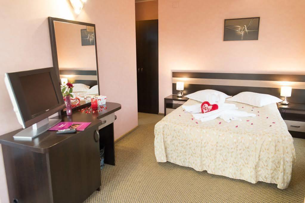 Indiana Hotel Jászvásár Kültér fotó