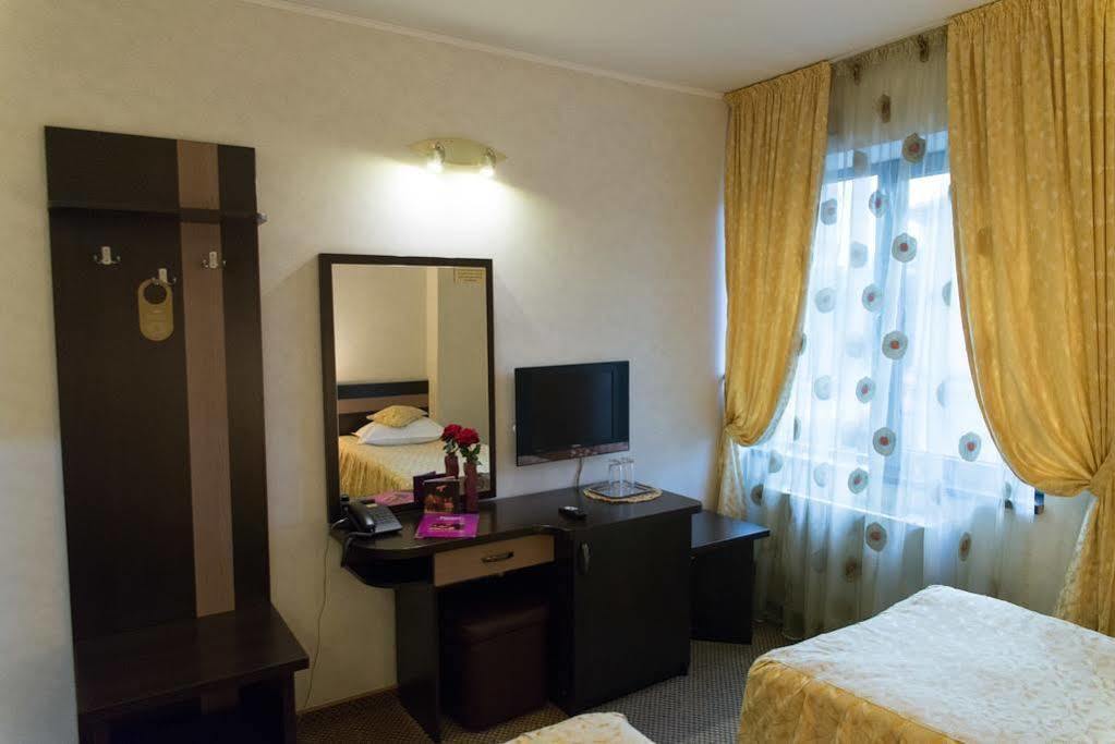 Indiana Hotel Jászvásár Kültér fotó