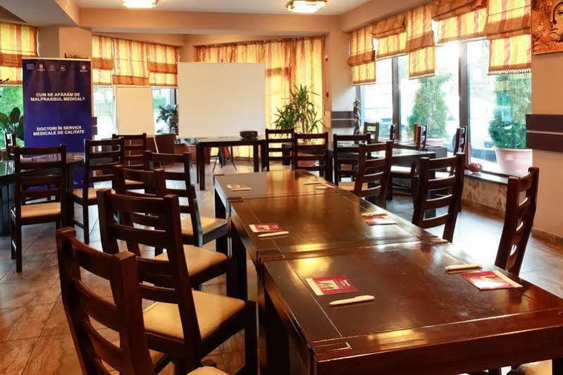 Indiana Hotel Jászvásár Kültér fotó