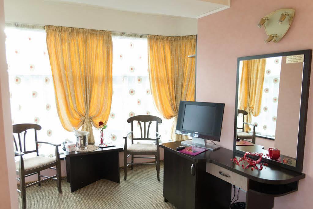 Indiana Hotel Jászvásár Kültér fotó
