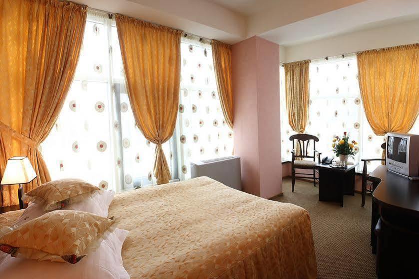 Indiana Hotel Jászvásár Kültér fotó