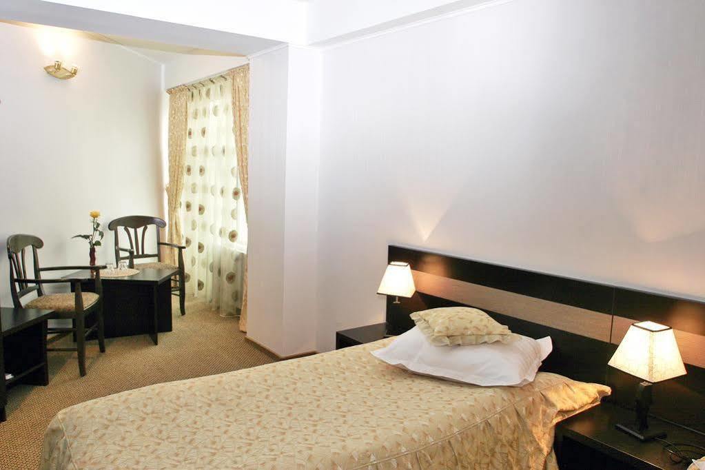 Indiana Hotel Jászvásár Kültér fotó