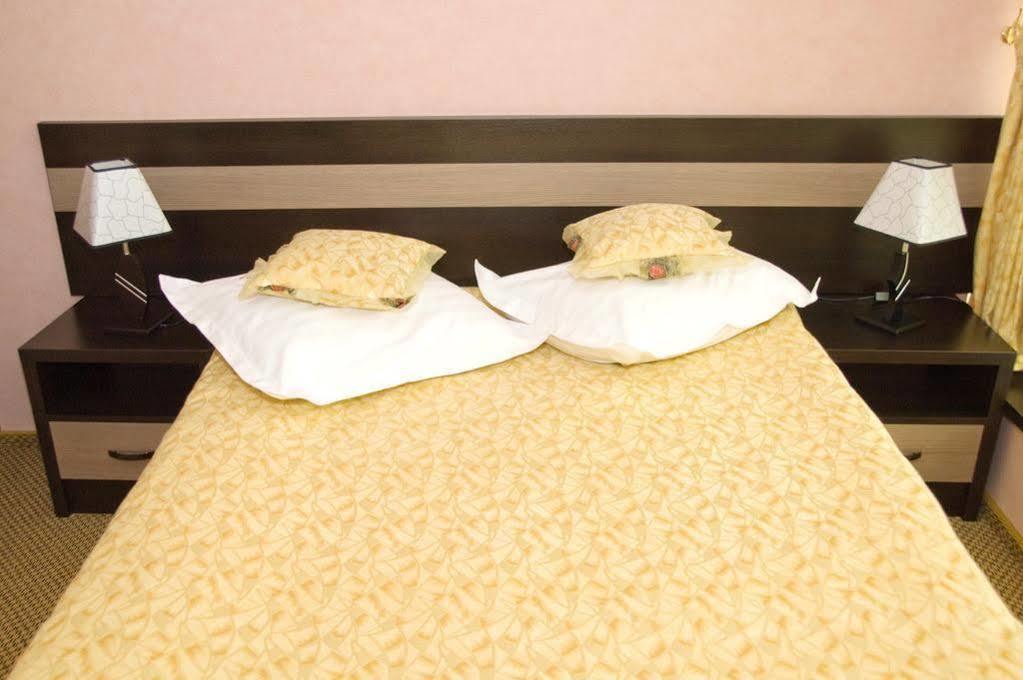 Indiana Hotel Jászvásár Kültér fotó