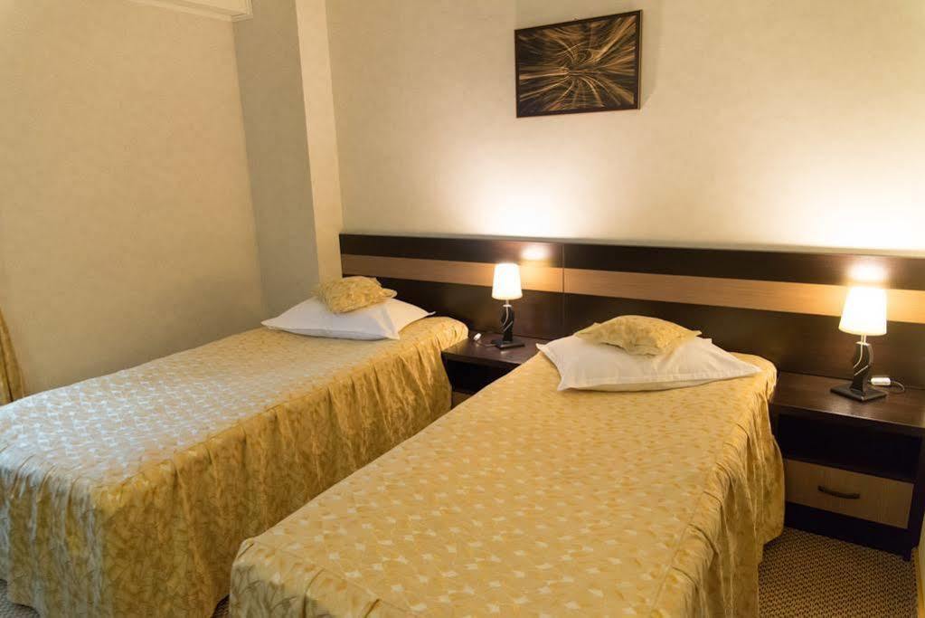 Indiana Hotel Jászvásár Kültér fotó