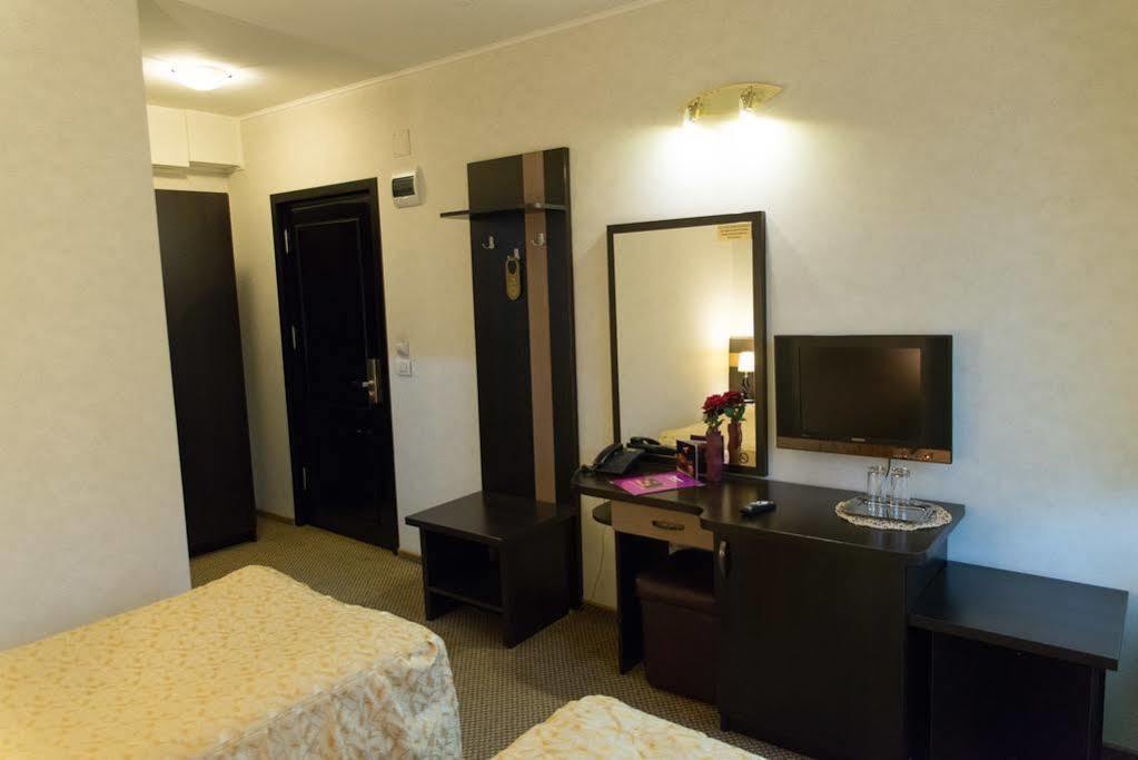 Indiana Hotel Jászvásár Kültér fotó