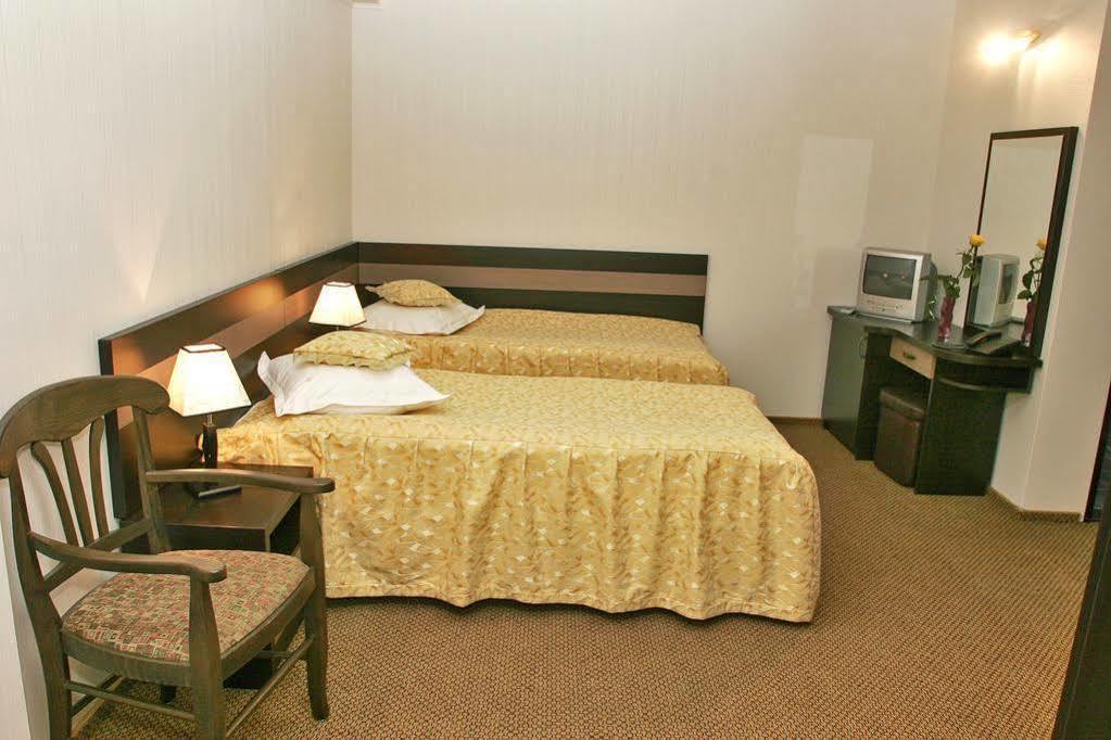 Indiana Hotel Jászvásár Kültér fotó