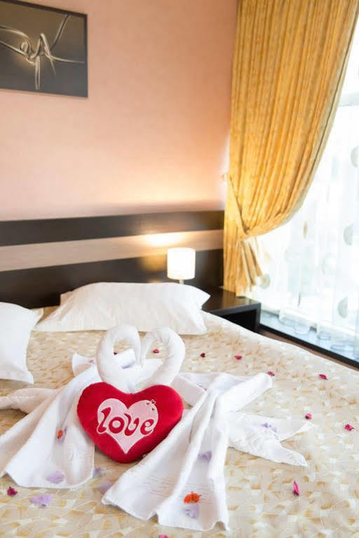 Indiana Hotel Jászvásár Kültér fotó