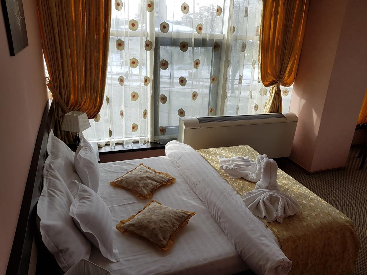 Indiana Hotel Jászvásár Kültér fotó