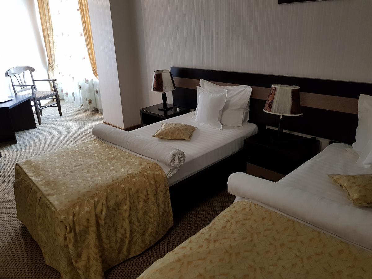 Indiana Hotel Jászvásár Kültér fotó