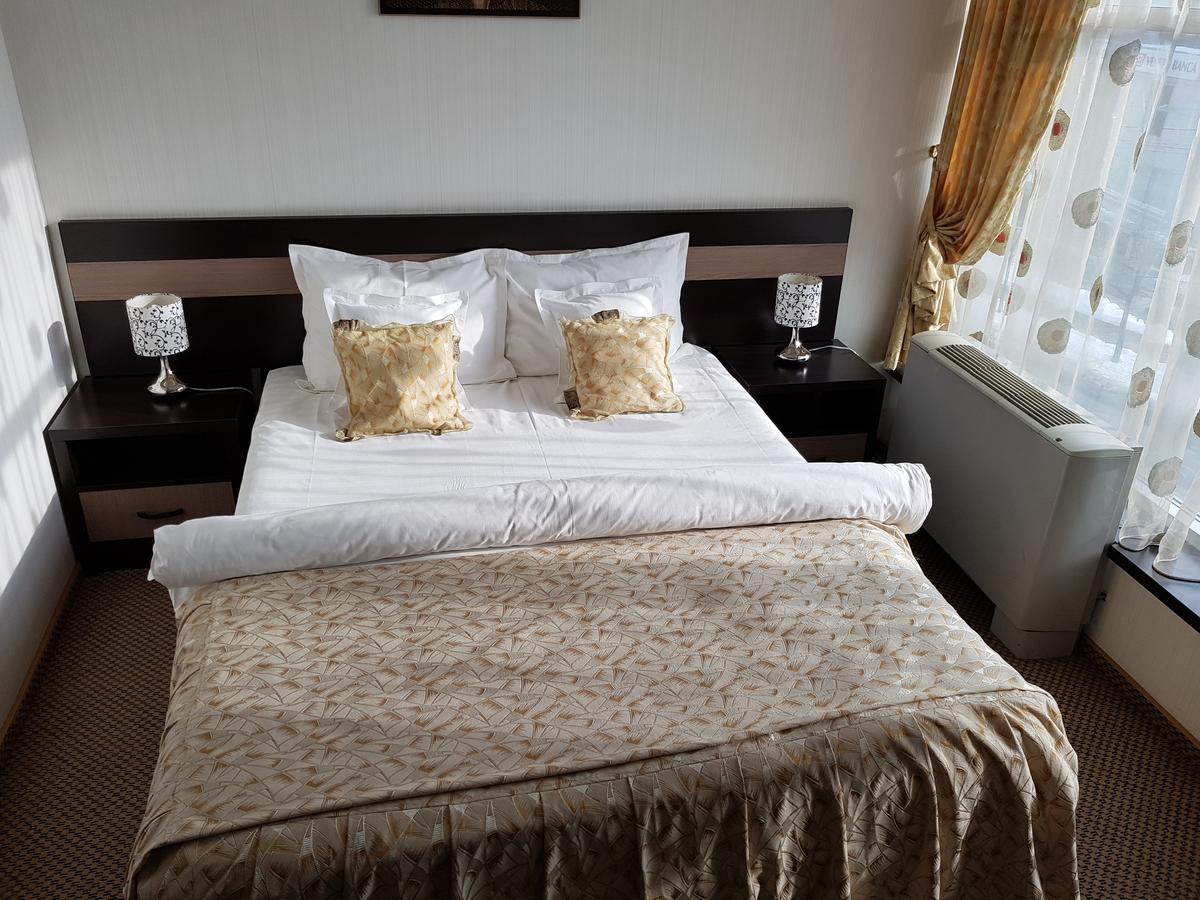 Indiana Hotel Jászvásár Kültér fotó
