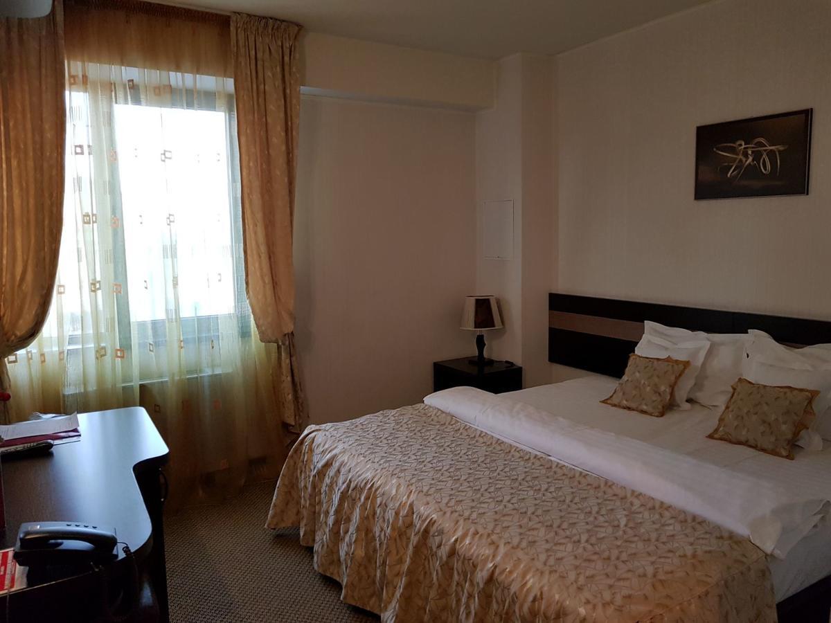 Indiana Hotel Jászvásár Kültér fotó