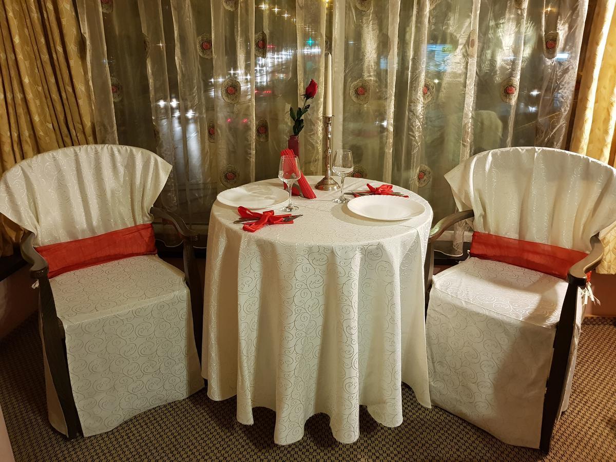 Indiana Hotel Jászvásár Kültér fotó