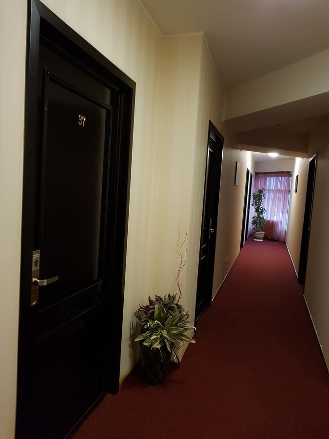 Indiana Hotel Jászvásár Kültér fotó