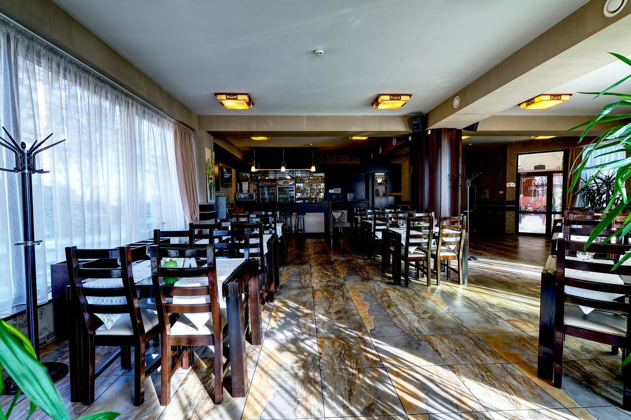 Indiana Hotel Jászvásár Kültér fotó