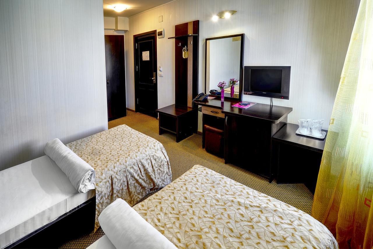Indiana Hotel Jászvásár Kültér fotó