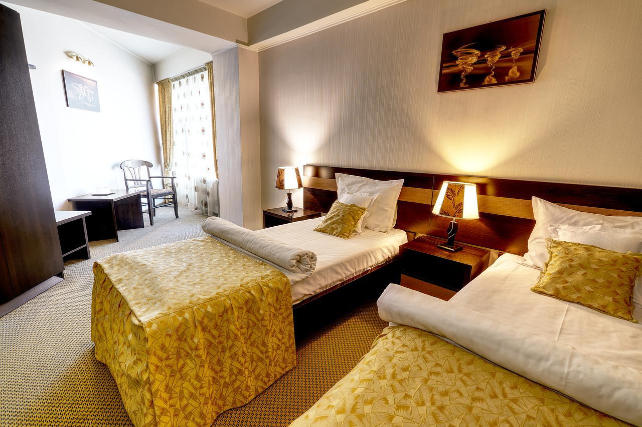 Indiana Hotel Jászvásár Kültér fotó